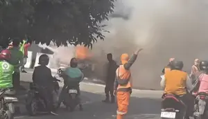 Mobil Terbakar Depan SPBU Tanjung Barat