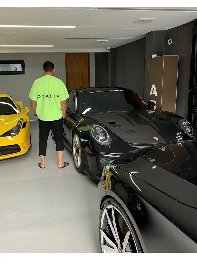 Potret Ahmad Sahroni dengan Mobil Mewah, Crazy Rich Tanjung Priok