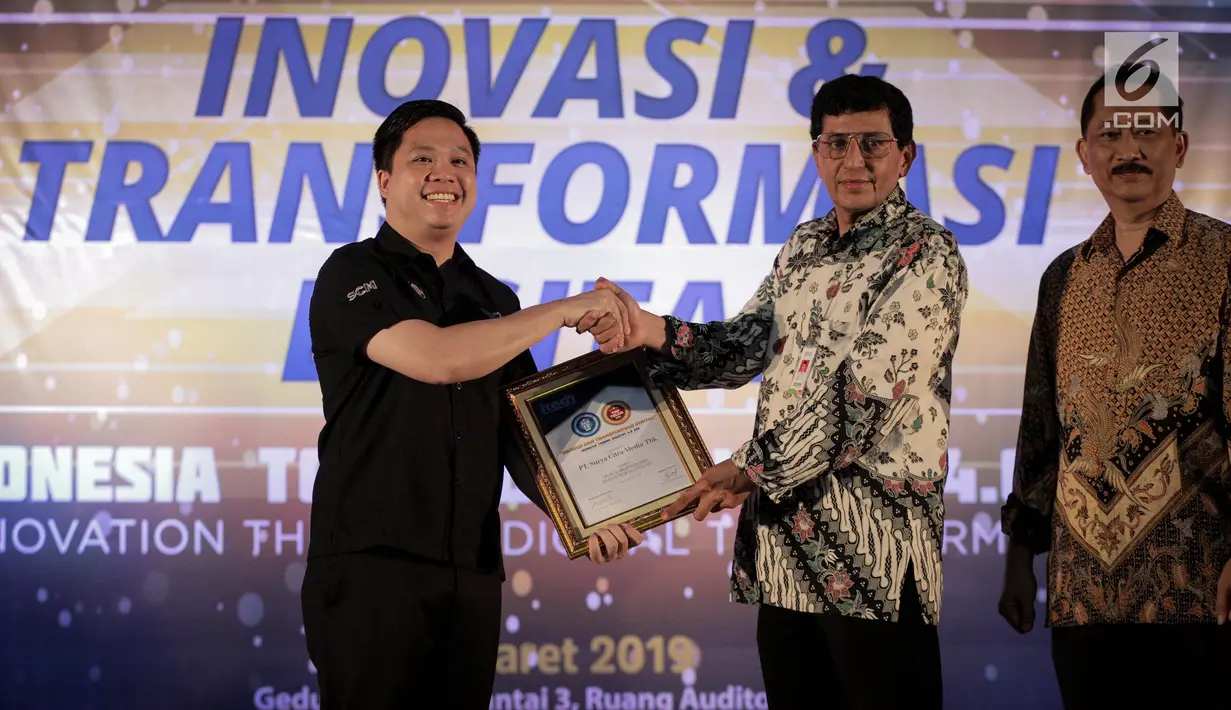 Perwakilan PT Surya Citra Media, Deputy Director Programming SCTV David Suwarto (kiri) menerima Penghargaan TOP IT & TELCO 2019 di Jakarta, Rabu (27/3). TOP IT & TELCO 2019 merupakan penghargaan untuk mendorong di kalangan bisnis, institusi pemerintah, BUMN dan lembaga. (Liputan6.com/Faizal Fanani)