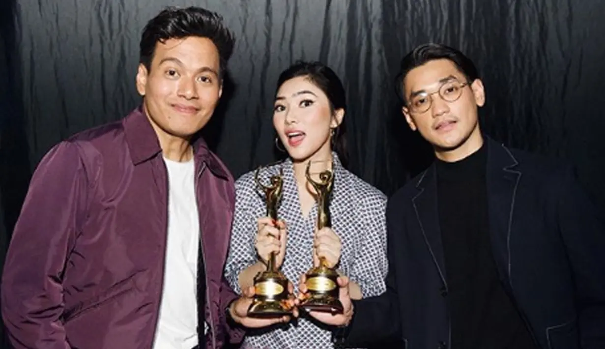 Single pertama mereka yang berjudul 'Heaven' sukses membawa penghargaan. 'Heaven' meraih pencapaian keduanya sebagai Karya Produksi Urban Terbaik. (Liputan6.com/IG/isyanasarasvati)