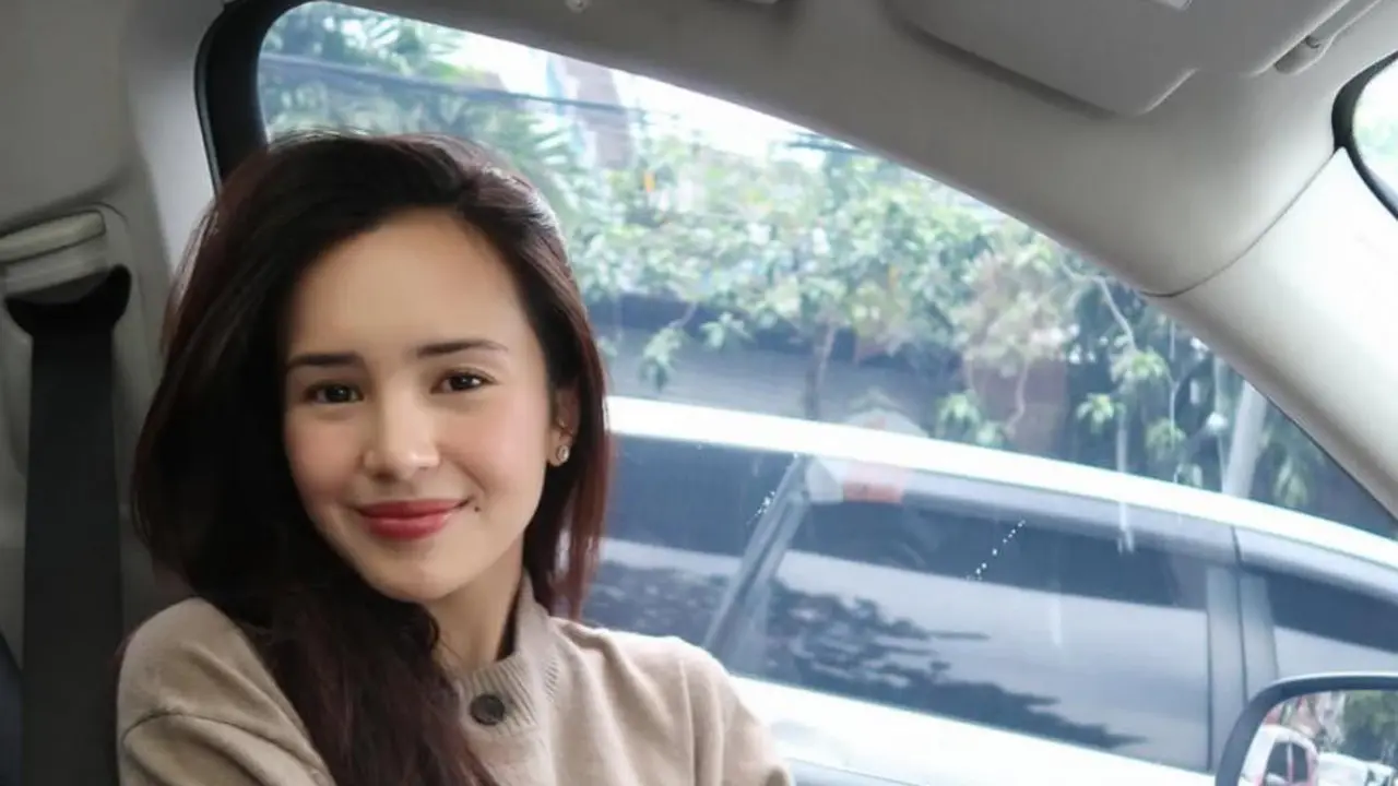 Gaya makeup dan fashion ala Beby Tsabina (Instagram/@bebytsabina)