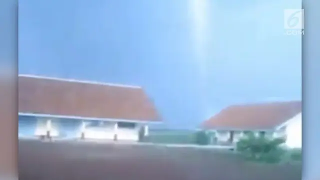 Sebuah rekaman menunjukkan ketakutan para siswa saat angin puting beliung menerbangkan atap sekolah mereka.