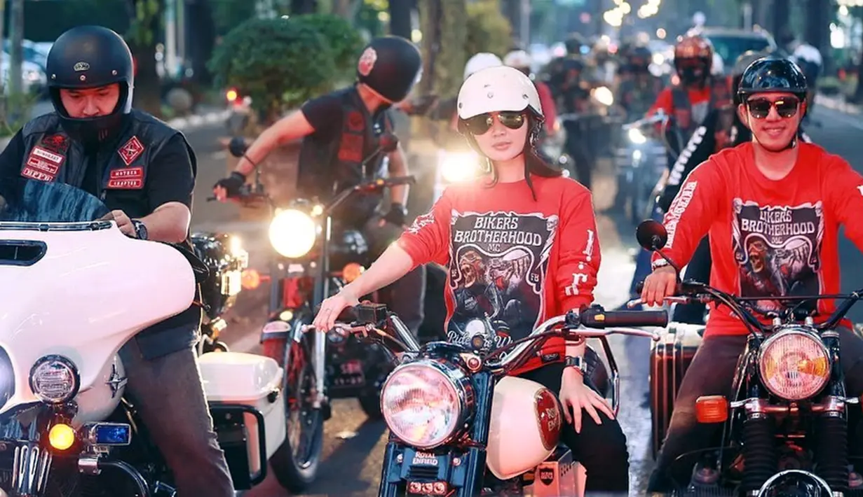 Dalam momen tersebut pun Wika Salim terlihat begitu keren dengan kacamata hitamnya. Banyak dari penggemar pun menggodanya dengan mengajaknya touring bareng. (Liputan6.com/IG/@wikasalim)