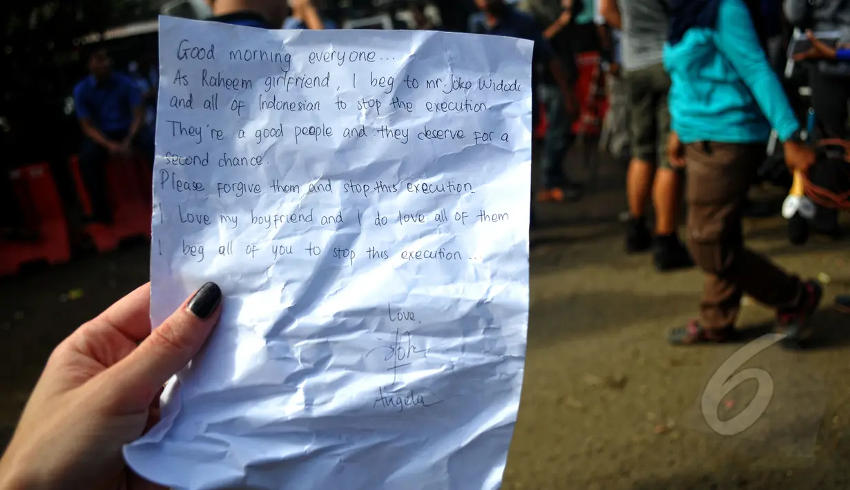 Selembar kertas berisi tulisan tangan Angela (kekasih terpidana mati Raheem Agbaje Salami) diperlihatkan kepada wartawan yang meliput persiapan eksekusi di sekitar Dermaga Wijayapura, Cilacap, Jateng, Selasa (28/4/2015). (Liputan6.com/Yoppy Renato)