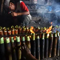Sama seperti tahun-tahun sebelumnya, pada 2017 ini masyarakat juga memperingati Maulid Nabi dengan berbagai tradisi unik. (ANTARA FOTO/Wahyu Putro)