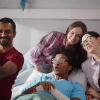 rekomendasi hadiah untuk menjenguk teman/shutterstock/TommyStockProject