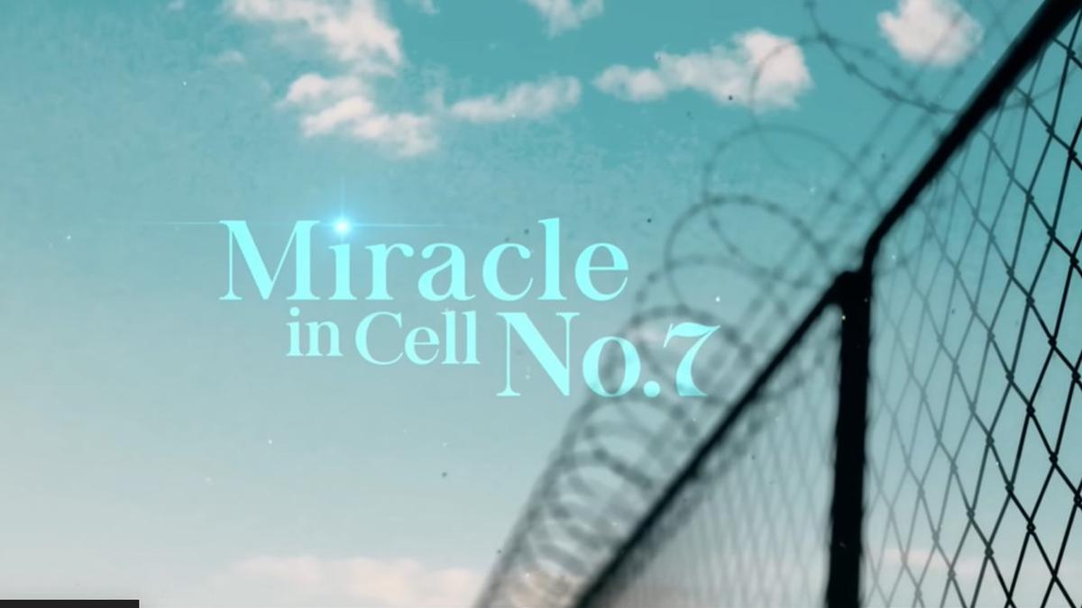 Adegan Film Miracle In Cell No. 7, Vino G. Bastian Menjalani Hidup di ...