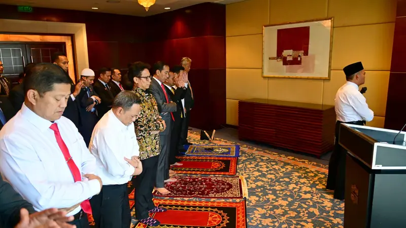 Presiden Joko Widodo (Jokowi) melaksanakan Sholat Jumat usai menghadiri perjamuan santap siang dengan Presiden Xi Jinping dan Madam peng Liyuan pada Jumat, (28/7/2023).