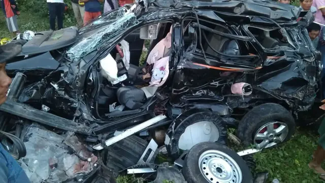 Detik-detik Delapan Penumpang Terios Tertabrak Kereta Api di Indramayu