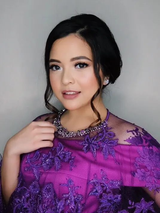 Hebatnya Tasya lulus dengan predikat sebagai lulusan cumlaude pada tahun 2014. (Foto: instagram.com/tasyakamila)