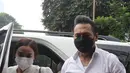 Musikus I Gede Ary Astina alias Jerinx didampingi istrinya, Nora Alexandra, tiba di Polda Metro Jaya, Jakarta, Sabtu (14/08/2021). Kedatangan Jerinx untuk menghadiri proses mediasi dengan pegiat media sosial Adam Deni terkait kasus dugaan pengancaman yang menjeratnya. (Liputan6.com/Herman Zakharia)