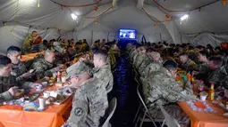 Tentara AS makan bersama untuk merayakan Thanksgiving di Donna, Texas, Kamis (22/11). Thanksgiving merupakan Hari Pengucapan Syukur yang jatuh pada Kamis ke-4 di bulan November. (Senior Airman Alexandra Minor/U.S. Air Force/Department of Defense via AP)