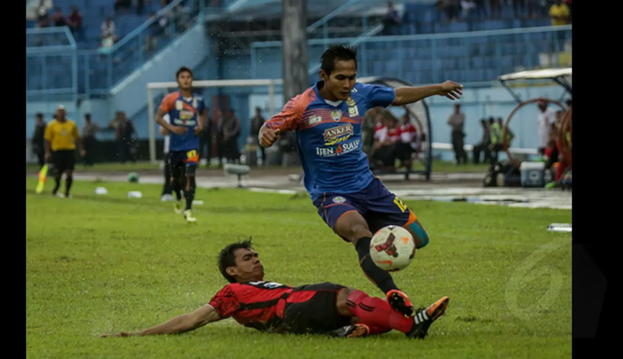 Pemain Tengah Arema Cronus, Hendro Siswanto berusaha melawati Bek Persipura, Ricardo Salampesy saat laga SCM Cup 2015 di Stadion Kanjuruhan, Malang, Kamis (22/1/2015) Arema Cronus menang 4-1 atas Persipura (Liputan6.com/Faizal Fanani)
