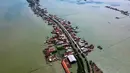 Foto yang diambil pada 30 Juli 2025 menunjukkan pemandangan udara rumah-rumah yang sebagian terendam akibat kehilangan lahan akibat perubahan iklim di Desa Bedono, Demak, Jawa Tengah. (BAY ISMOYO/AFP)