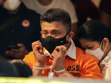 Irjen Ferdy Sambo (kiri) dipeluk istrinya, Putri Candrawathi, saat rekonstruksi pembunuhan berencana terhadap Nofriansyah Yosua Hutabarat atau Brigadir J di rumah dinas Duren Tiga, Jakarta, Selasa (30/8/2022). Sejumlah tersangka dihadirkan dalam rekonstruksi ini. (Liputan6.com/Faizal Fanani)