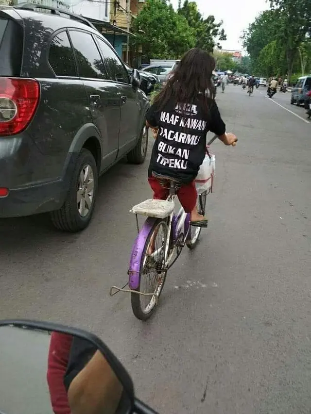 6 Tulisan di Belakang Kaus Berusaha Sindir Orang Ini Kocak