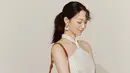 Simple dress tanpa lenagan yang dikenakan oleh Shin Min Ah satu ini pun terlihat begitu menawan. Ia pun memilih memadukan dengan anting sederhana serta sling bag cokelat. (Liputan6.com/IG/@illusomina)
