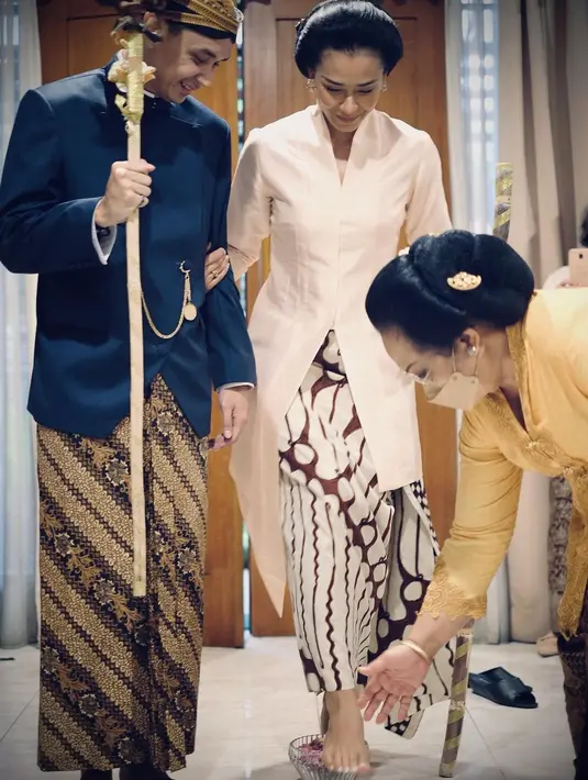 "Nyuwun pangestu Ibu dan Langkahan @wisnuhardana , sebelum menikah. Makasih ya Misurku yang baik hati. Memakai @putriparesetiawati di hari itu. #WRST," tulis adiniawrst tulis dalam unggahan 10 Juni. [Instgaram/adiniawrst]