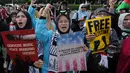 Dalam aksinya, massa membawa spanduk bertuliskan penolakan dan mendesak pemerintah Indonesia untuk menarik diri dari keanggotaan badan tersebut. Tampak dalam foto, aktivis Muslim memegang poster dan meneriakkan slogan-slogan selama unjuk rasa dukungan untuk warga Palestina di Gaza, di depan Kedutaan Besar Amerika Serikat, Jakarta, Jumat 13 Februari 2026. (AP Photo/Achmad Ibrahim)