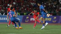 Gelandang Timnas Indonesia U-22, Marselino Ferdinan (kedua kanan) melepaskan tendangan ke gawang Thailand pada laga final cabor sepak bola SEA Games 2023 di National Olympic Stadium, Phnom Penh, Kamboja, Selasa (16/5/2023). (Bola.com/Abdul Aziz)