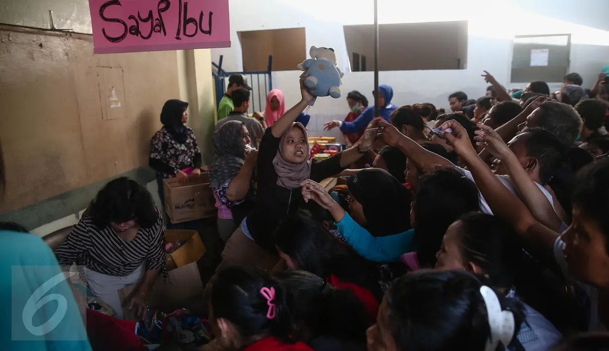 Puluhan warga berebut  saat kegiatan Pasar Murah dari  Hati Suci, Jakarta, Minggu (12/6/2016). Pasar Murah yang diselenggarakan oleh Hati Suci tersebut bertujuan sebagai wadah untuk saling berbagi kepada sesama. (Liputan6.com/Faizal Fanani)