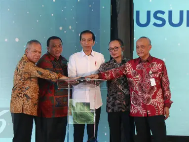 Presiden Jokowi menekan tombol saat meresmikan peletakan batu pertama rumah susun sederhana hak milik (rusunami) untuk buruh atau masyarakat berpenghasilan rendah (MBR) di Sarua, Tangerang Selatan, Kamis (27/4). (Liputan6.com/Angga Yuniar)