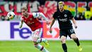 Gelandang Arsenal, Emile Smith, berebut bola dengan bek Eintracht Frankfurt, Martin Hinteregger, pada laga Europa League di Frankfurt, Kamis (19/9). Frankfurt kalah 0-3 dari Arsenal. (AFP/Daniel Roland)