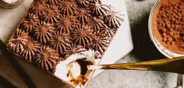 Cita rasa tiramisu tetap dapat hadir melalui perpaduan kopi espresso dan bubuk kakao dengan teknik yang praktis. (Foto/dok: Pexels/Akshata Bablad)