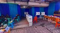 TPS 3 Pandanwangi, Kota Malang, menghentikan sementara proses pencoblosan Pemilu 2024 pada Rabu, 14 Februaro 2024 karena kekurangan surat suara (Liputan6.com/Zainul Arifin)