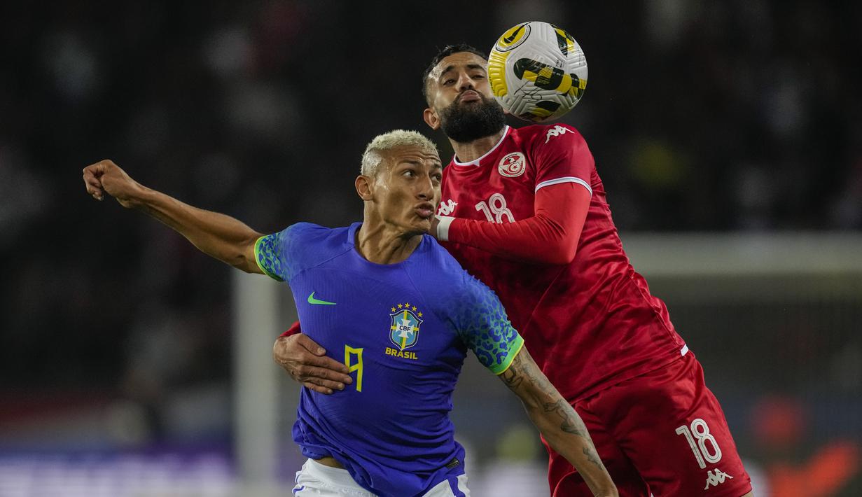 <p>Gelandang Timnas Tunisia Ghaylen Chaaleli berduel memperebutkan bola dengan penyerang Brasil Richarlison dalamlaga uji coba internasional di Stadion Parc des Princes, Rabu (28/9/2022) dini hari WIB. Timnas Brasil menang dengan skor telak 5-1 atas Tunisia dalam pertandingan FIFA Matchday. (AP Photo/Christophe Ena)</p>