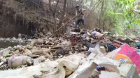 Sungai Kalibaru jadi tempat sampah raksasa warga Bogor. (Liputan6.com/Achmad Sudarno)