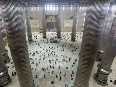 Umat muslim melaksanakan sholat Jumat terakhir pada Ramadhan 1442 H di Masjid Istiqlal, Jakarta, Jumat (7/5/2021). Berdasarkan hisab, lebaran Idul Fitri jatuh pada 13 Mei 2021 sementara pelaksanaan rukyatul hilal (melihat posisi bulan) akan dilakukan sehari sebelumnya. (Liputan6.com/Faizal Fanani)