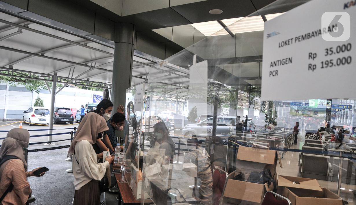Calon penumpang melakukan pendaftaran tes antigen di Stasiun Pasar Senen, Jakarta, Senin (3/1/2022). PT KAI (Persero) menurunkan tarif tes antigen di stasiun bagi penumpang KA jarak jauh menjadi Rp35 ribu dari harga sebelumnya Rp45 ribu. (merdeka.com/Iqbal S. Nugroho)