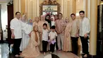 Pada momen Lebaran 2024 lalu, keluarga Chand Kelvin dan Dea Sahirah bertemu. 6 tahun pacaran, dua keluarga sudah sangat dekat. Terlihat juga Inneke Koesherawati di momen Lebaran ini. Hubungannya cukup lama disembunyikan, tentunya banyak yang tak menyadari jika kedekatan Chand Kelvin dan Dea Sahirah di momen Lebaran ini adalah sepasang kekasih. (Liputan6.com/IG/@chand_kelvin)