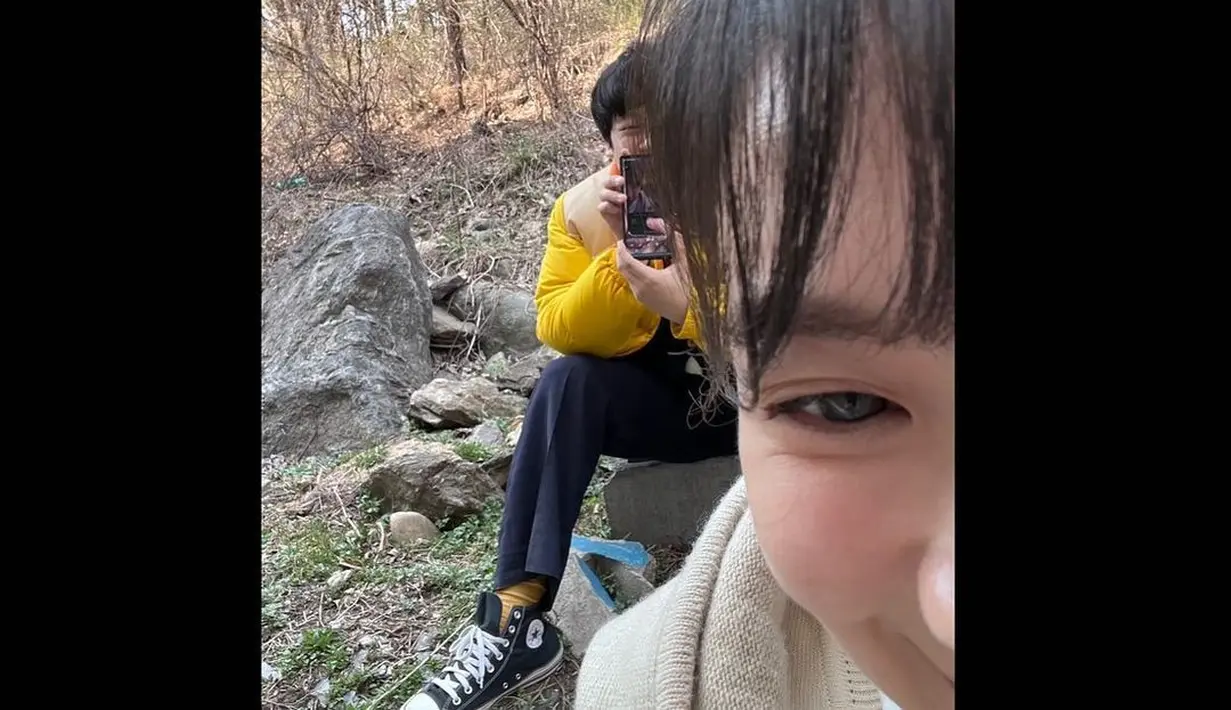 Go Yoon Jung dan Lee Jung Ha selfie bareng meski hanya memperlihatkan sebagian wajah mereka. (Foto: Instagram/ goyounjung)