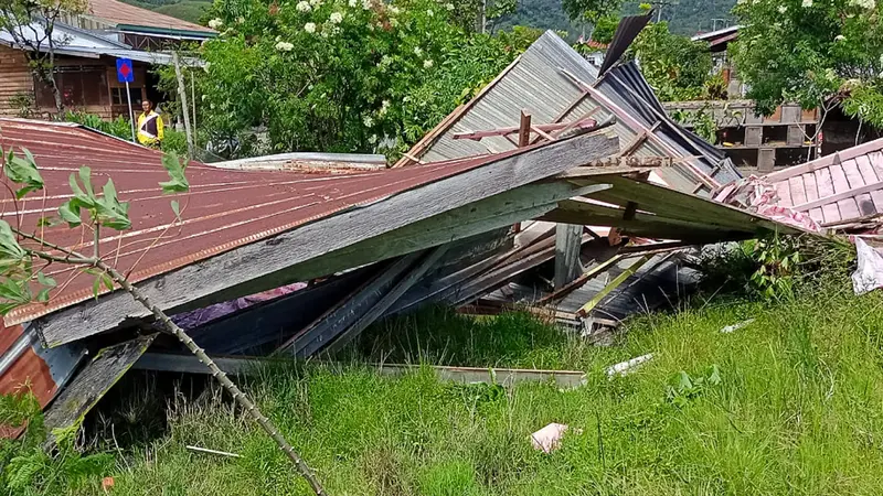 Atap rumah warga yang diempas angin puting beliung (Liputan6.com/Ist)