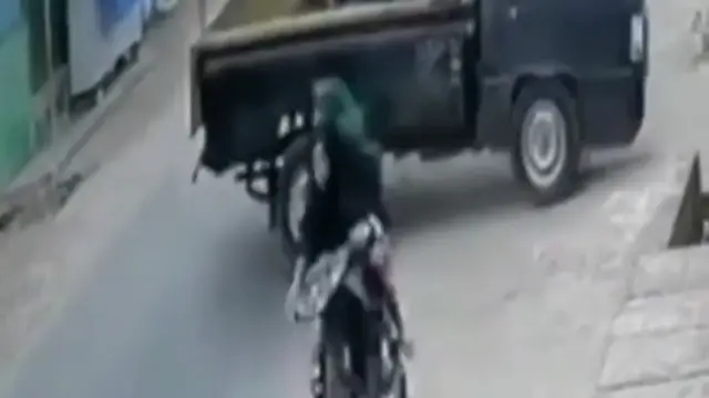 Pemotor wanita ini tidak menggunakan helm saat berkendara