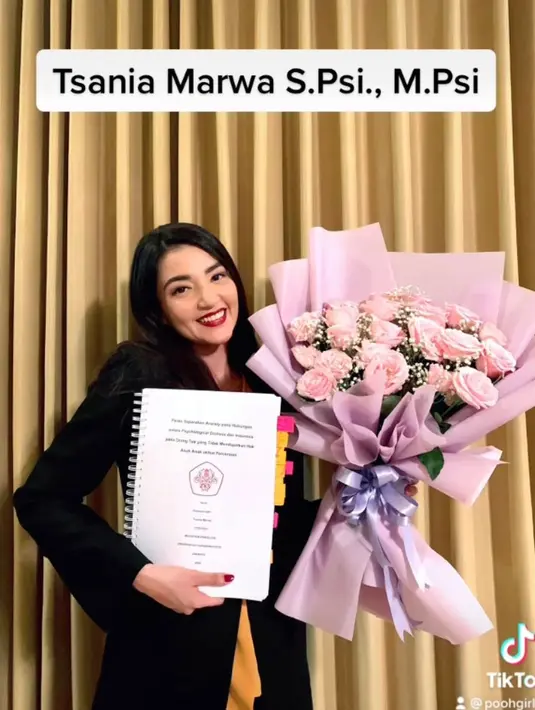 Pandai membagi waktu, Tsania Marwa tidak hanya sukses di dunia akting tetapi juga pendidikan. Ia baru saja menyelesaikan pendidikan S2 Psikologi. (Instagram/tsaniamarwa54).