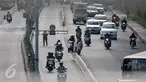 Pengendara motor nekat menerobos jalur Transjakarta meski dijaga petugas di Jalan Sultan Agung, Manggarai, Jakarta, (28/7) Sterilisasi jalur Transjakarta di jalan Sultan Agung, Manggarai belum bisa diterapkan sepenuhnya. (Liputan6.com/Yoppy Renato)