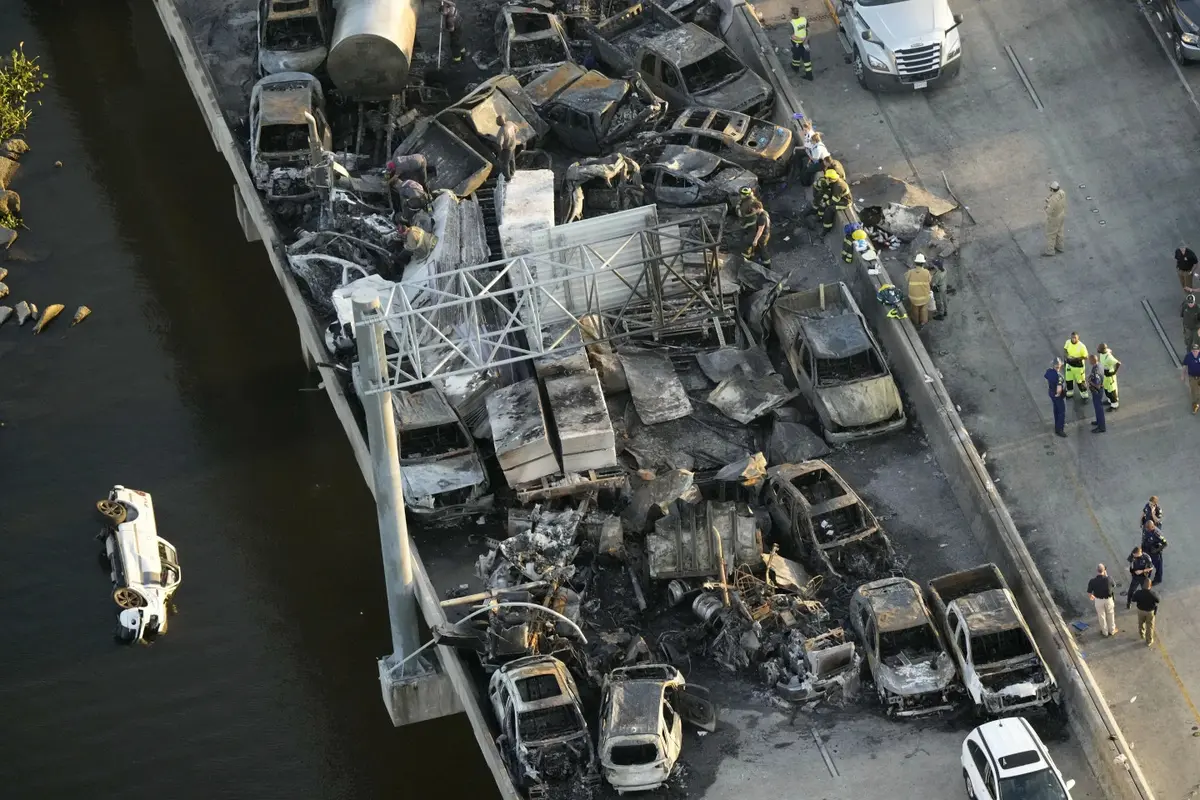 Kecelakaan tabrakan beruntun sekitar 158 kendaraan di Interstate 55 dekat New Orleans, Louisiana, Amerika Serikat (AS). (AP/Gerald Herbert)