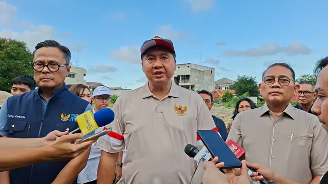 Menteri Perumahan dan Kawasan Permukiman (PKP) Maruarar Sirait mengecek lahan untuk pembangunan rumah susun (rusun) bagi warga bantaran rel kawasan Senen, Jakarta, Minggu, 29 Maret 2026. (Foto: Liputan6.com/Arief RH)