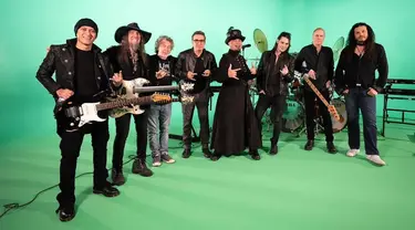 Dalam foto yang diunggah tampak Ahmad Dhani dan Andra Ramadhan berfoto bersama dengan musisi legenda dunia. Mereka adalah Simon Phillips, Ron 'Bumblefoot' Thal, Derek Sherinian, Dino Jelusić, Billy Sheehan dan Jeff Scott Soto. Banyak penggemar menyebut hasil kolaborasi tersebut akan menjadi 'Legend'. (Liputan6.com/IG/@officialdewa19)