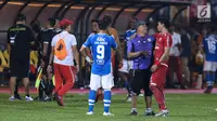 Bek Persija, Maman Abdurrahman (kanan) berbincang akrab dengan official Persib usai laga lanjutan Go-Jek Liga 1 Indonesia 2018 bersama Bukalapak di Lapangan PTIK, Jakarta, Sabtu (30/6). (Liputan6.com/Helmi Fithriansyah)