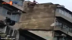 Beruntung sepersekian detik sebelum terjun, tangan wanita itu diraih oleh seorang pria yang menyelamatkannya. 