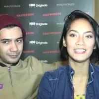 Reza Rahadian dan Tara Basro berperan menjadi pasangan dalam serial ‘Halfwords’. Mereka berdua adalah pasangan Demit, Reza Rahadian memerankan Tony yang menjadi genderuwo dan Tara yang menjadi Ros sebagai kuntilanak.