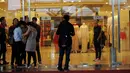 Sebuah ruangan di lantai 2 pusat perbelanjaan Pondok Indah Mall (PIM) I, Jakarta terbakar, Senin (20/4/2015). Tampak, salah satu pertokoan di Pondok Indah Mall 1 Jakarta terlihat tutup lebih awal. (Liputan6.com/Helmi Fithriansyah)