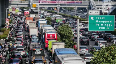 Kendaraan bermotor terjebak kemacetan di ruas Jalan MT Haryono, Jakarta, Rabu (6/9/2023). Kemacetan tersebut akibat akses jalan di beberapa lokasi tersebut ditutup karena ada pengalihan jalan untuk penyelenggaraan KTT ASEAN 2023. (Liputan6.com/Faizal Fanani)