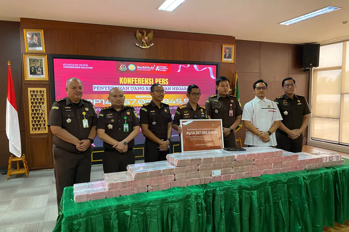 Penampakan uang miliaran rupiah hasil penyitaan kasus pinjol di Tangsel
