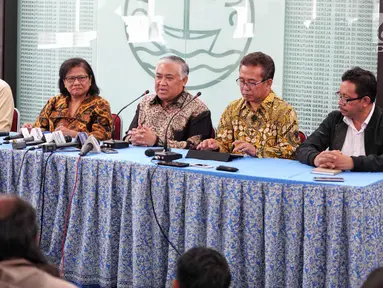 Utusan Khusus Presiden Bidang Dialog Kerja Sama Antar-agama dan Peradaban, Din Syamsuddin (tengah) saat melakukan pertemuan di Gedung PGI, Jakarta, Senin (30/10). Pertemuan membahas merajut kerukunan umat beragama ke depan. (Liputan6.com/Faizal Fanani)