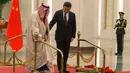  Presiden China Xi Jinping membantu Raja Arab Saudi Salman bin Abdulaziz al-Saud berjalan saat mengikuti upacara penyambutan di Beijing, China (16/3). (AP Photo / Ng Han Guan)